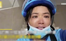 Nhận đơn giao hàng 63k cho 2 bao gạo, nữ shipper bật khóc giữa đường khi chứng kiến những gì mình thật sự phải làm