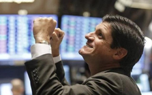 Phiên 15/12: Khối ngoại tung gần 700 tỷ mua ròng trên HOSE, gom mạnh hai cổ phiếu chứng khoán