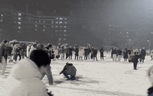 Cảnh tượng về đêm ở một trường đại học Bắc Kinh, nhiều người tò mò nhận xét: "Họ cũng làm như vậy ư?"