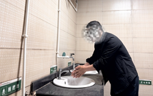 Bị đuổi việc vì đi vệ sinh 4 tiếng trong giờ làm, người đàn ông đâm đơn kiện công ty, đòi bồi thường 1,2 tỷ đồng