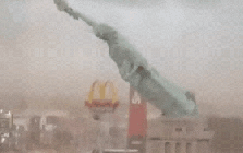 Tượng Nữ thần Tự do ở Brazil bị gió quật đổ