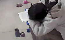 Học sinh phải nhập viện sau khi bị yêu cầu ra hành lang làm bài tập, phụ huynh tức giận đòi bồi thường hơn 350 triệu