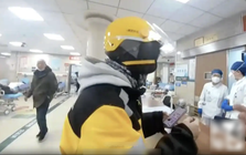 Đặt đồ ăn nhưng người giao hàng tới là cảnh sát, vị khách thót tim khi nghe sự thật về anh shipper