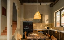 Nhà 'hang cá' 240m2 nổi bật với phong cách thô mộc và bảng màu cá tính