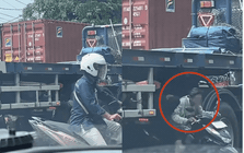 5 triệu người lạnh sống lưng khi xem clip 5 xe máy chui gầm container tránh tắc đường: Câu chuyện phía sau