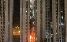 Cháy chung cư ở Hong Kong (Trung Quốc) giữa đêm, có người bị thương, hơn 100 người tháo chạy trong đêm