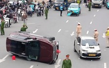 Ô tô lật nghiêng sau tai nạn liên hoàn, tài xế có biểu hiện lạ