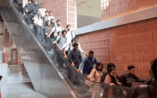 Nấc thang lên thiên đàng: Khoảnh khắc thang cuốn “phóng như điên” khiến sinh viên hốt hoảng, la hét thất thanh.