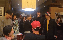 Làm nhân viên của G-DRAGON sướng lắm, được tặng vàng vì yêu đương chốn công sở!