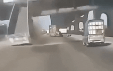 Thái Lan: Cầu đi bộ bất ngờ sập kinh hoàng, đè bẹp nhiều ô tô