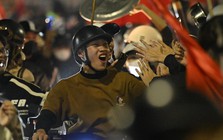 Việt Nam vô địch: Đường phố vui như Tết rồi nè!