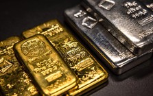 Giá bạc lập đỉnh lịch sử, vàng 'ăn theo'