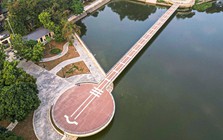 Chiêm ngưỡng cầu đi bộ hình cây đàn trong công viên trung tâm Hà Nội