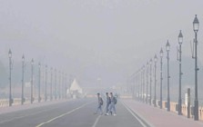 Ô nhiễm không khí nguy hại ở Ấn Độ: Học sinh chuyển sang học trực tuyến, 27 chuyến bay bị hủy, hơn 500 chuyến bị hoãn