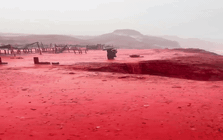 "Mưa máu" nhuộm đỏ cả bãi biển, người dân sợ hãi nghĩ đến lời tiên tri về ngày tận thế