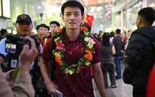 "Người hùng" U22 Việt Nam Thanh Nhàn về nước trong vòng tay người hâm mộ: "Đông quá ạ, thật sự rất tuyệt vời"