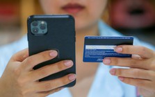 Vì sao kẻ lừa đảo đọc vanh vách số dư, biết chính xác mã OTP của bạn dù điện thoại vẫn nằm trên tay?