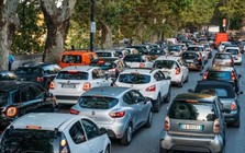 Thế giới chưa sẵn sàng chia tay xe xăng: Châu Âu chính thức lùi kế hoạch cấm 100% ô tô mới dùng động cơ đốt trong, loạt hãng lớn từ Porsche, Mercedes đến BMW thở phào