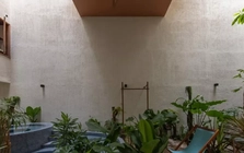 Thiết kế bể bơi giữa ngôi nhà cho gia chủ thư giãn cùng thiên nhiên