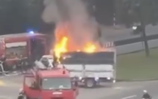 Thùng xe bốc cháy, tài xế xe tải chạy thẳng đến trụ sở cảnh sát nhờ giúp đỡ