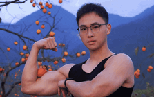 Bí thư thôn sinh năm 1997 tại Trung Quốc mặc áo ba lỗ quảng bá nông sản địa phương: Bán "cháy hàng", 20 triệu người xem