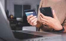 Ngân hàng cảnh báo thủ đoạn mới, chưa từng xuất hiện: Rút sạch tiền trong tài khoản mà không cần dụ nạn nhân tiết lộ số thẻ, ngày hết hạn, mã CVV,...