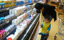 Con trai 4 tuổi lén ăn 1 quả cherry trong siêu thị, bị nhân viên đòi bồi thường nguyên cân: Phản ứng của người mẹ gây bão