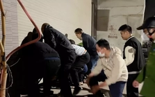 Cháy chợ Xanh Định Công: Người dân hợp sức nâng cửa cuốn cứu nhiều người mắc kẹt