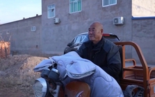 Đúng 11h20p trưa, người đàn ông thực hiện 1 cuộc gọi định mệnh khiến nửa tiếng sau, cả làng vừa khóc vừa cảm ơn rối rít