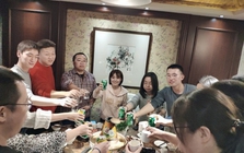 Shipper mở tiệc tân gia mời cả công ty, đến nơi tất cả chết lặng