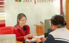 Bắt gặp bà cụ cầm tập tiền mệnh giá 500 nghìn đồng đứng trước ngân hàng Agribank: Công an liền mời làm việc, chặn đứng vụ lừa đảo tinh vi