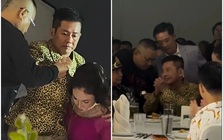 Đám cưới con trai: Tấn Beo được đồng nghiệp bế lên sân khấu, xúc động bật khóc