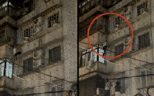 Clip nghẹt thở: Nam thanh niên leo tường chung cư, giải cứu bé trai kẹt đầu treo lơ lửng ngoài “chuồng cọp” tầng 4