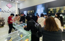 Giá bạc tăng mạnh, người dân Hà Nội xếp hàng mua