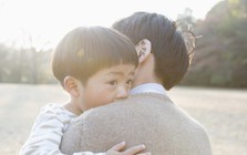 Trên hành trình nuôi con, có những việc người bố buộc phải gánh vác: Mẹ có mạnh mẽ đến đâu cũng không thể thay thế