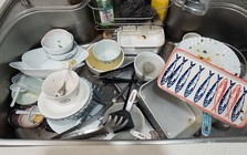 Cảnh báo khẩn cho những ai có thói quen để bát đĩa bẩn trong bồn rửa qua đêm