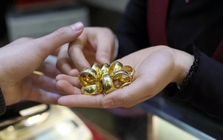 Giá vàng tăng mạnh, vì sao nhiều người nắm giữ mà vẫn run tay?