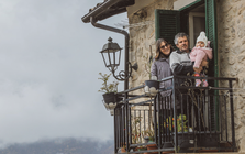 Ngôi làng ăn mừng sự ra đời của em bé đầu tiên sau 30 năm