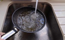 Vì sao không nên rửa chảo chống dính ngay sau khi xào rán?