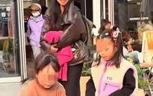 Chỉ vài giây va chạm giữa hai đứa trẻ, cách phản ứng của người mẹ khiến dân mạng lắc đầu: "Như này sao dạy được con?"