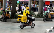 Chịu lỗ bình quân gần 4.000 đồng/đơn, sếp một công ty giao hàng thốt lên: 2025 là một năm tốn kém, cuộc chiến trợ giá quá dữ dội