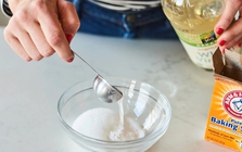 Chỉ vì trộn baking soda với giấm, nhiều người làm hỏng cả mặt bếp: Hóa ra hỗn hợp này không hề “thần thánh”
