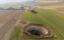 Hàng trăm 'hố tử thần' mọc lên giữa đồng, nông dân hốt hoảng: Giáo sư hé lộ nguyên nhân từ những năm 2000