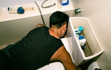 Phát hiện 1 anh thợ sửa ống nước có bằng đại học ngành kế toán từ ngôi trường danh giá