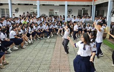 Từ 1-2026, trường học từ cấp THCS ở TPHCM hạn chế dùng điện thoại giờ ra chơi