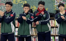 Thay vì mắng mỏ, cô giáo biến học sinh đi học muộn thành “nhóm nhạc nam”: Video triệu like gây sốt