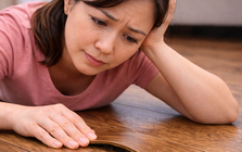 Tiện tay đổ nước lau sàn lên sàn gỗ: Một phút cho nhanh, vài tháng sau gỗ phồng rộp – tiếc không kịp