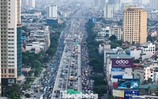 Người dân hối hả rời Hà Nội, cửa ngõ ùn tắc chiều cuối năm