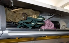 Sai lầm khi để áo khoác trong ngăn hành lý máy bay