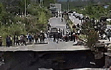 Video "hố tử thần” sụt lún khủng khiếp, bẻ gãy đường cao tốc ở Indonesia